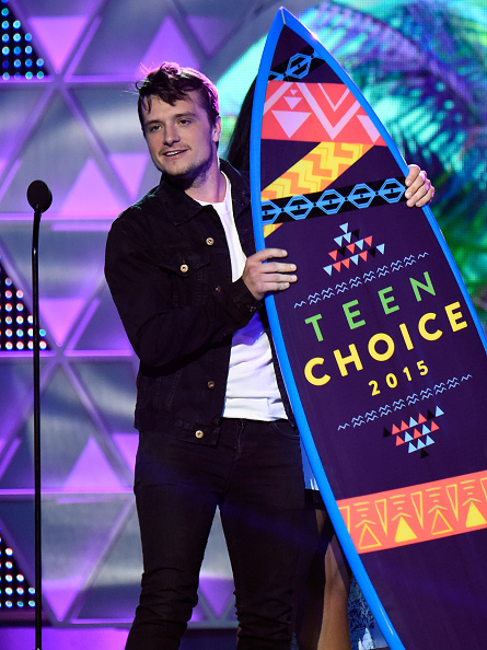 Josh Hutcherson “lẻ bóng” trên thảm đỏ “Teen Choice Awards 2015” - Ảnh 6